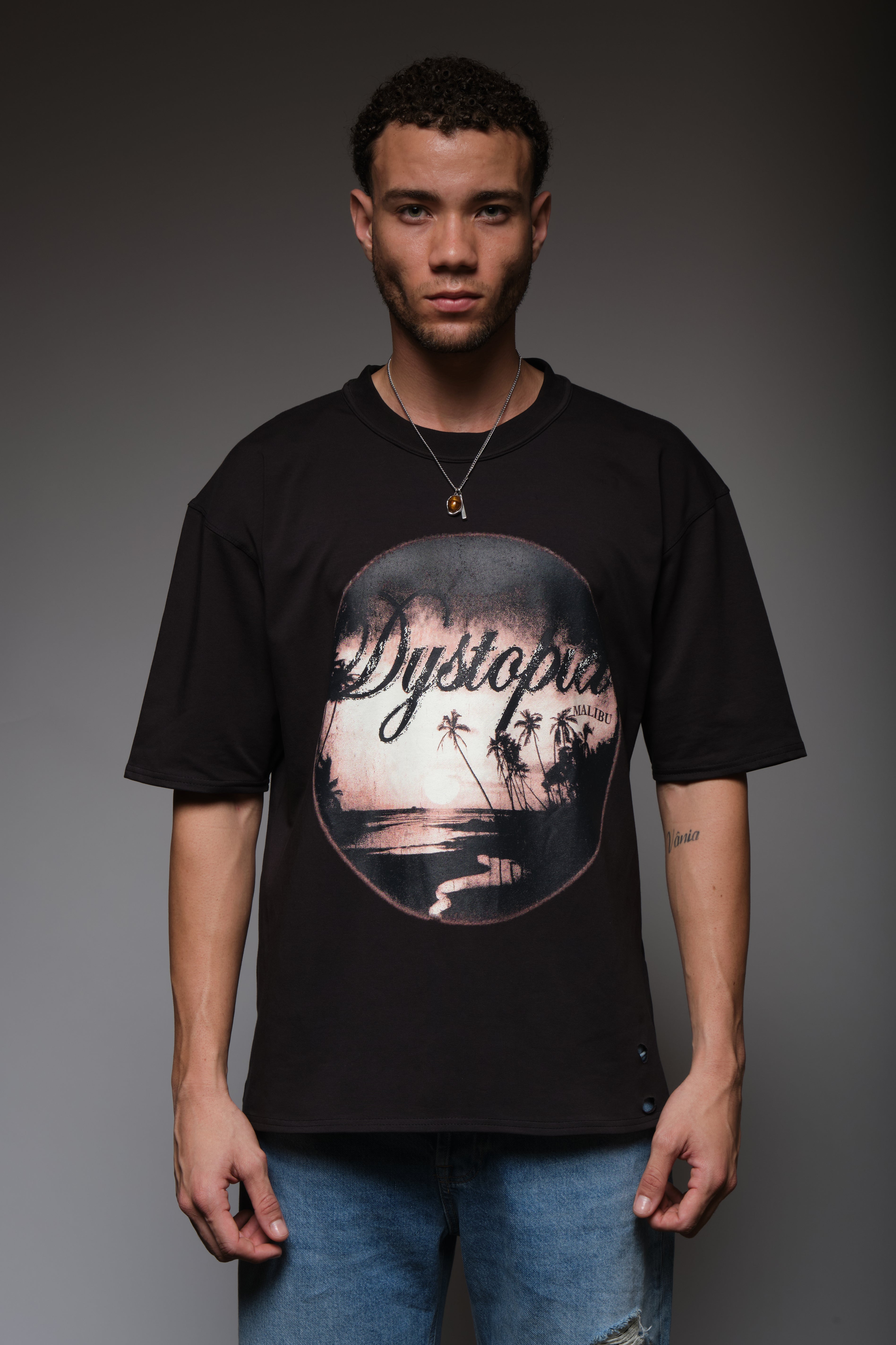 DYSTOPIA DISTRESSED TEE BLACK