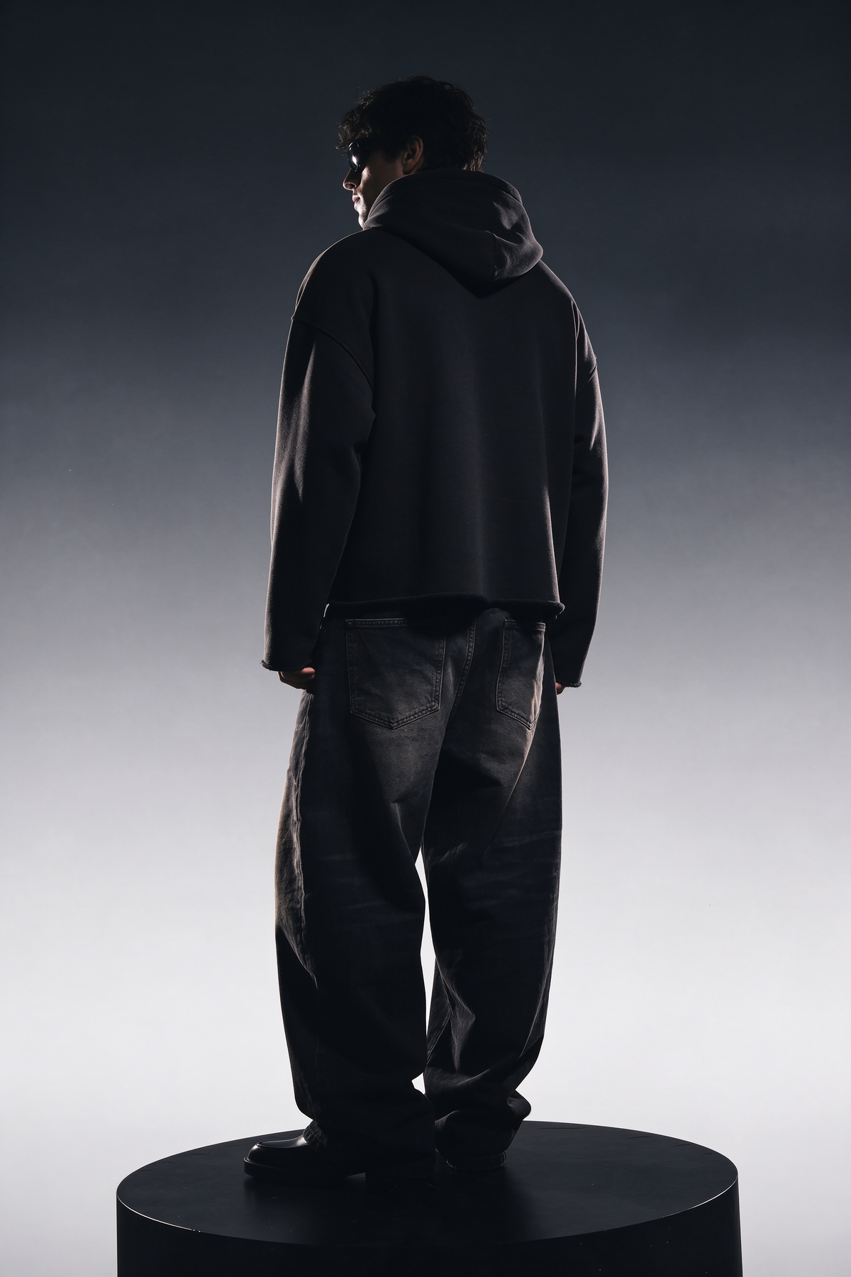 CORE BLACK CROPPED ESSENTIAL HOODIE