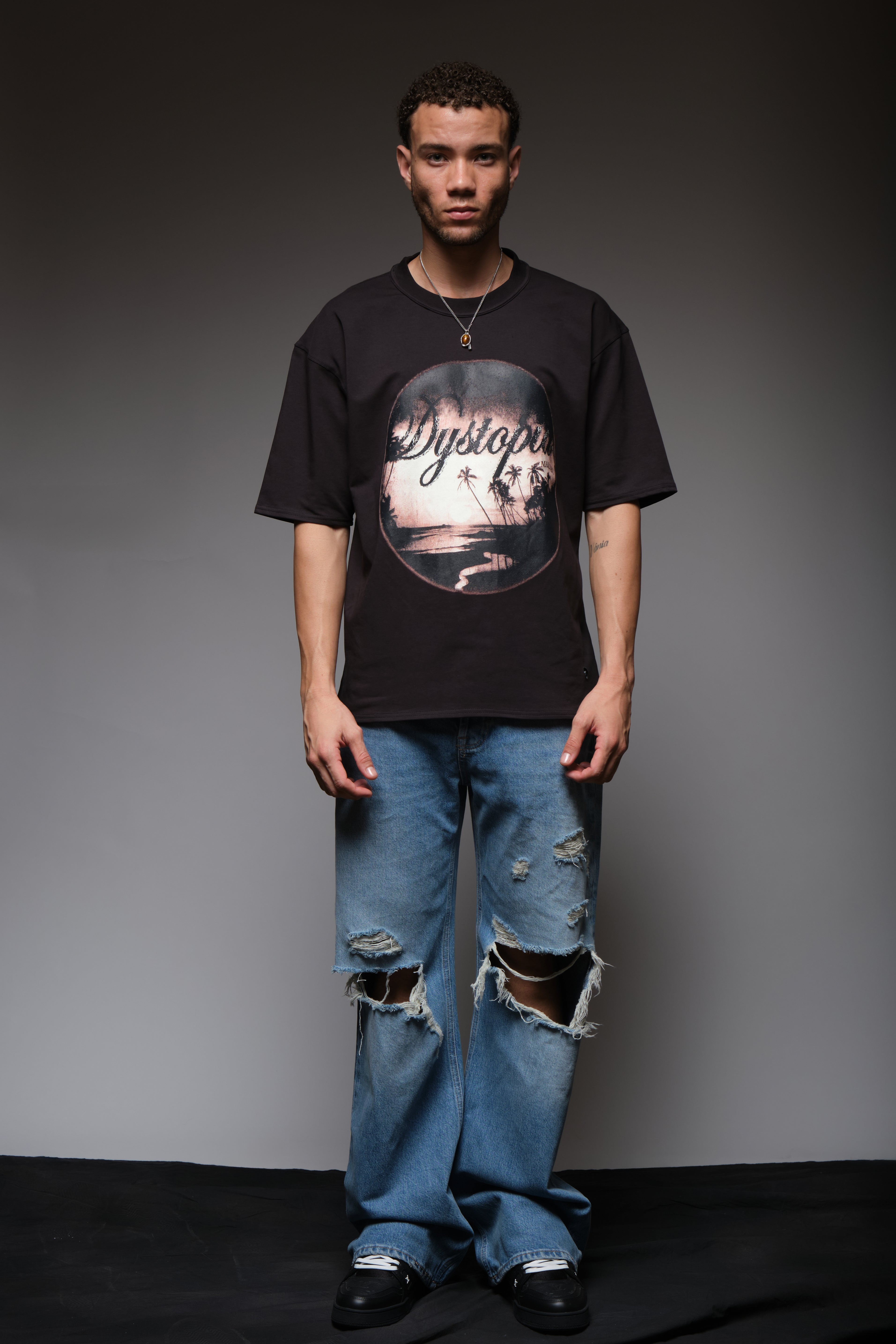 DYSTOPIA DISTRESSED TEE BLACK