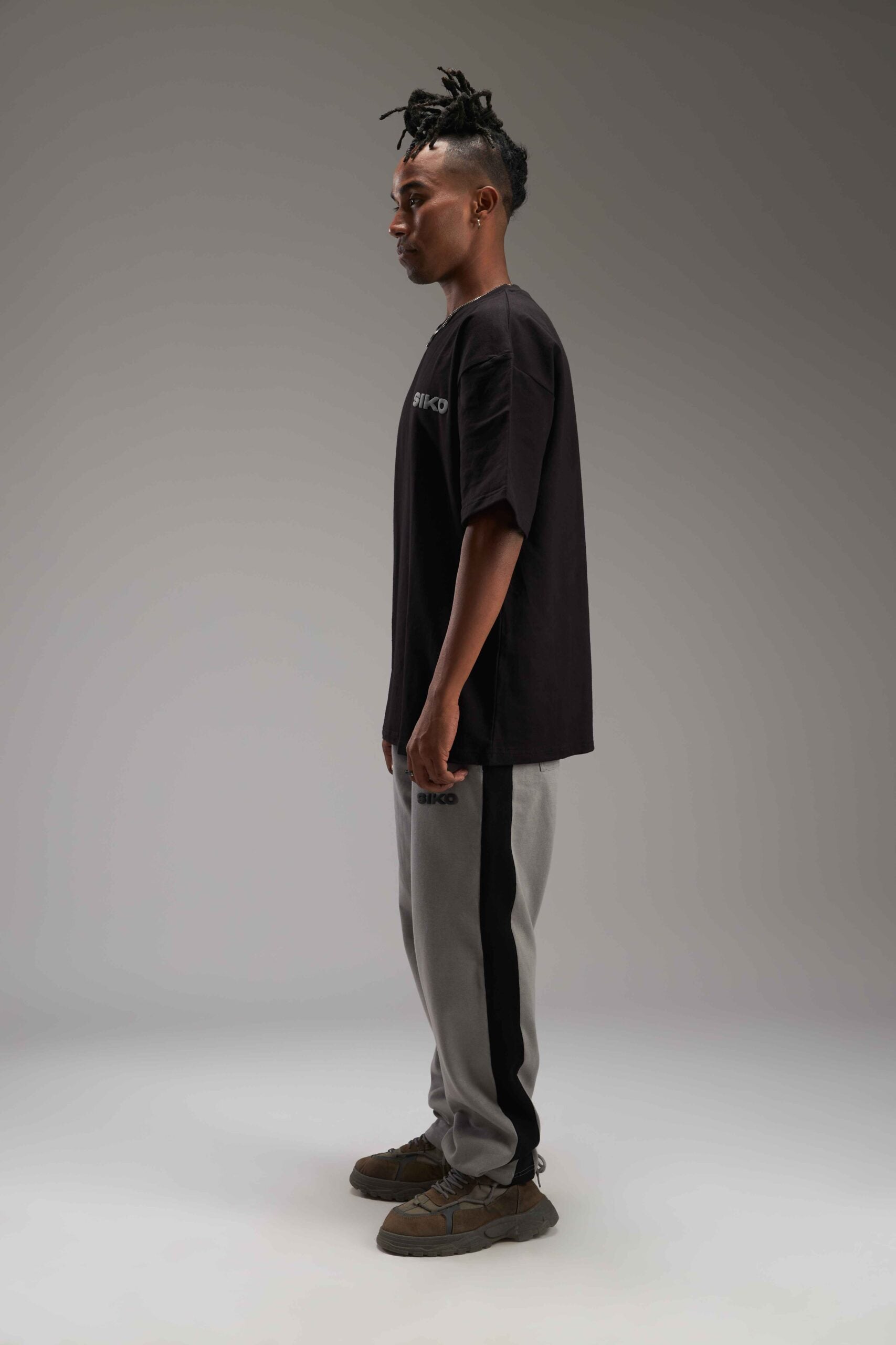 BLACK BASIC OVERSIZED TEE
