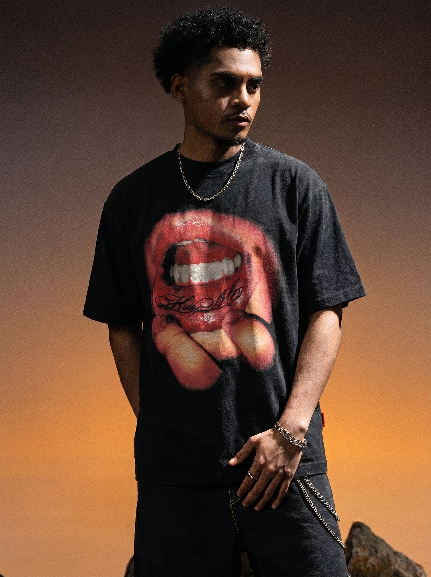 KISS ME GRAPHIC TEE - BLACK