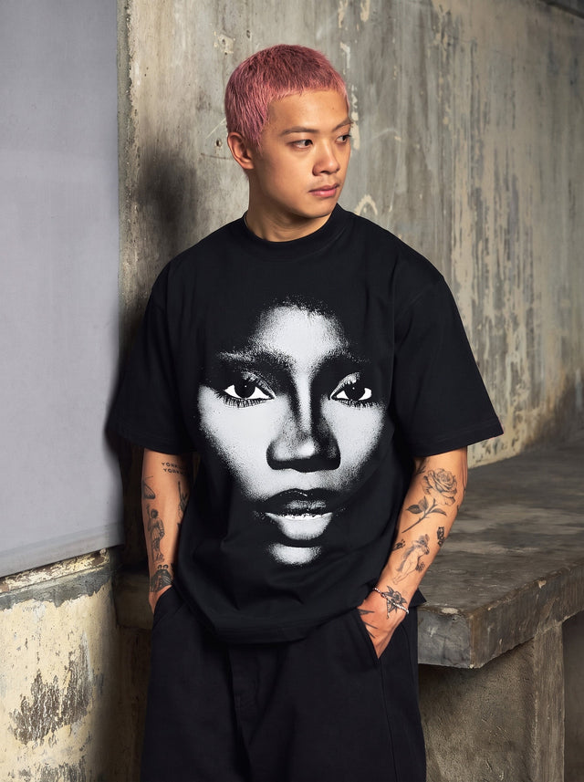DOECHII RUNWAY GAZE GRAPHIC TEE
